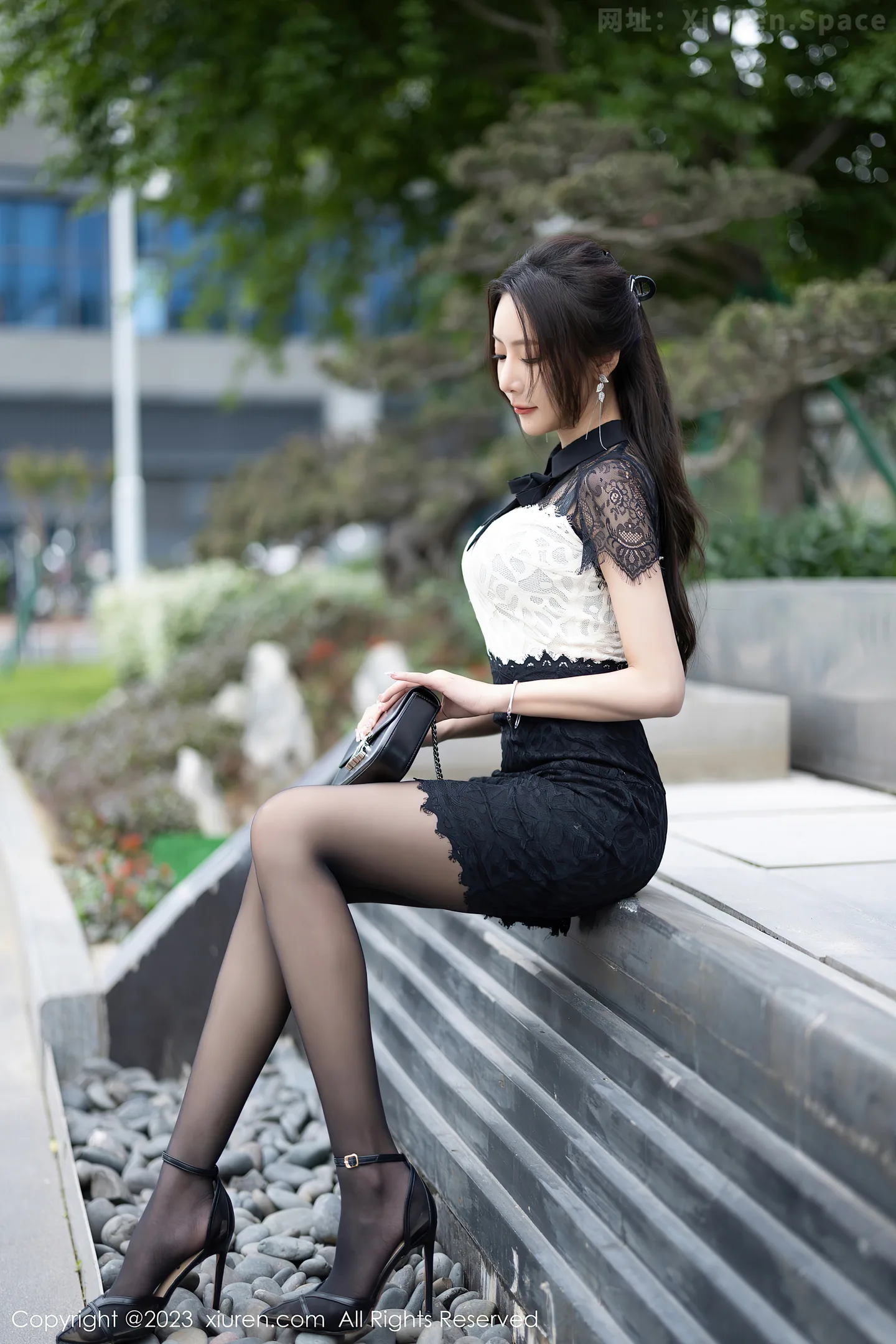 图片[4]-[XiuRen秀人网]2023.05.06 NO.6691 王馨瑶yanni 黑色蕾丝连衣裙与灰色内衣加黑丝美腿性感私房写真集-秀人网官方网站